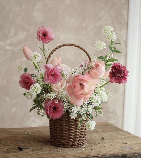 Basket Flower Centerpieces, Korean Floral Arrangements, Basket Floral Arrangements, Flower Shop Display, Basket Flower Arrangements, Basket Flowers, Flower Boquet, Spring Floral Arrangements, Flower Bouquet Diy