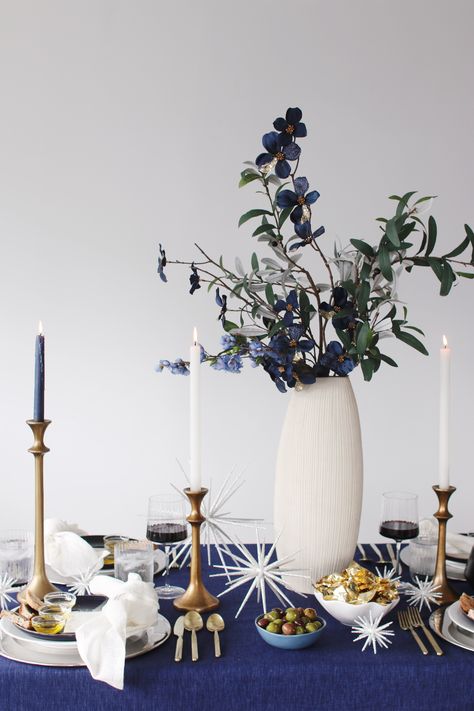 How to Host a Hanukkah Olive Oil Tasting - Hanukkah Tablescape Ideas Hanukkah Tablescape, Hanukkah Table Setting, Hannukah Party, Hannukah Decorations, Olive Oil Tasting, Hanukkah Dinner, Hanukkah Traditions, Hanukkah Crafts, Chanukah Party