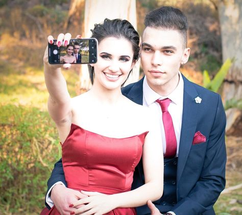 Selfie taken couple, Matric Dance Matrix Farewell Photo Ideas, Matric Dance Photo Ideas, Matric Dance Photos, Matric Farewell Photoshoot Ideas, Matric Photoshoot, Photoshoot Ideas Car, Farewell Poses, Farewell Photos, Formal Photoshoot