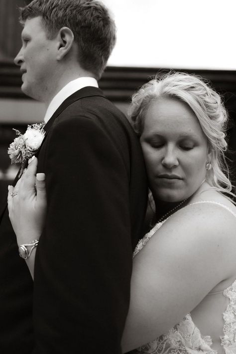 Black & white photo of a bride hugging her groom from behind. The best moody day wedding inspo for when rain is forecasted on your wedding day. Discover utah wedding aesthetic, utah wedding dress, moody wedding welcome sign, moody wedding color palette, & rainy wedding day guest. Book Kailah for romantic engagement photos or if you’re wanting the best destination wedding photos at kpadventureandphoto.com! Moody Wedding Color Palette, Cloudy Wedding, Mountain Wedding Dress, Mountain Wedding Ideas, Fall Mountain Wedding, Rainy Wedding Day, Mountain Wedding Photos, Utah Wedding Dress, Best Destination Wedding