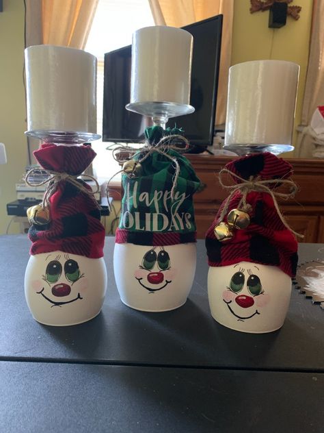 Snowman Wine Glasses Diy, Christmas Wine Glass Crafts, Crafts With Wine Glasses, Wine Glass Candle Holder Diy, Glass Snowman Crafts, Wine Glass Snowman, Snowman Wine Glasses, Christmas Wine Glasses Diy, Wine Glass Christmas Crafts