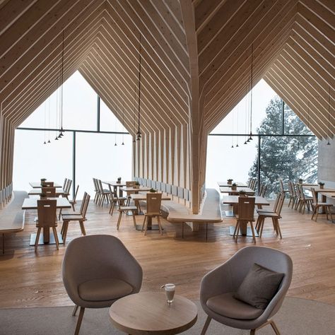 Ski Chalet Interior, Alpine Modern, Bungalow Extensions, Mountain Hut, Panoramic Windows, Roof Ceiling, Timber Architecture, Restaurant Architecture, Timber Structure