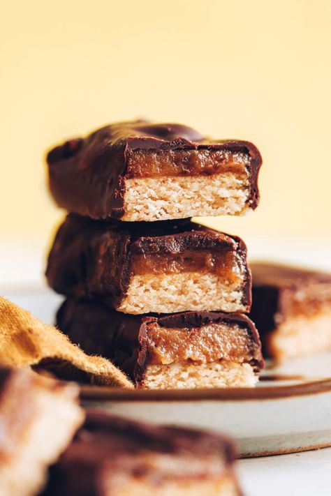 The Twix of your youth reinvented in vegan, gluten-free form but with all the flavor and texture of the real deal! Gluten-free shortbread layered with date caramel and dipped in dark chocolate, these DIY candy bars require just 9 simple ingredients and are the perfect healthier indulgence. Let us show you how it’s done! How to Make Twix Bars These healthier, homemade Twix bars start with making the shortbread cookie layer. Easy Homemade Twix Bars (Vegan, Gluten-Free) from Minimalist Baker → Homemade Twix Bars, Diy Candy Bar, Twix Bars, Gluten Free Shortbread, Twix Bar, Caramel Bars, Minimalist Baker, Crunchy Cookies, Chocolate Coating