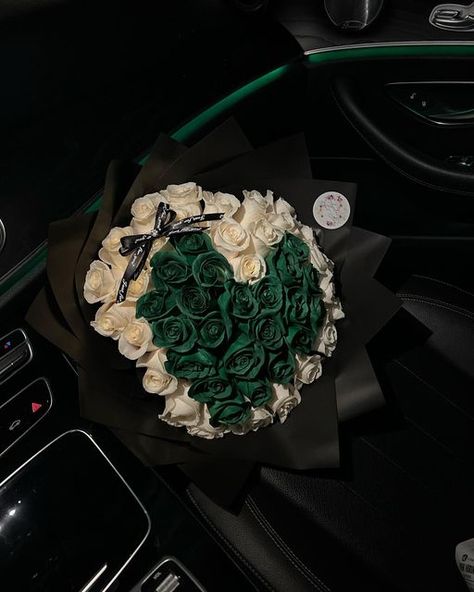 Green Money Bouquet, Emerald Green Ramo Buchon, Green Bouquet Aesthetic, Ramo For Guys, Green Ribbon Bouquet, Flower Bouquet For Him, Green Birthday Gifts, Green Roses Bouquet, Green Bouquet Flowers