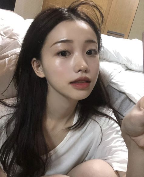 Korean Glass Skin, Soft Makeup Looks, Clear Glowing Skin, Grooming Tips, Cute Makeup Looks, Skin Secrets, Pretty Skin, Choose Wisely, روتين العناية بالبشرة