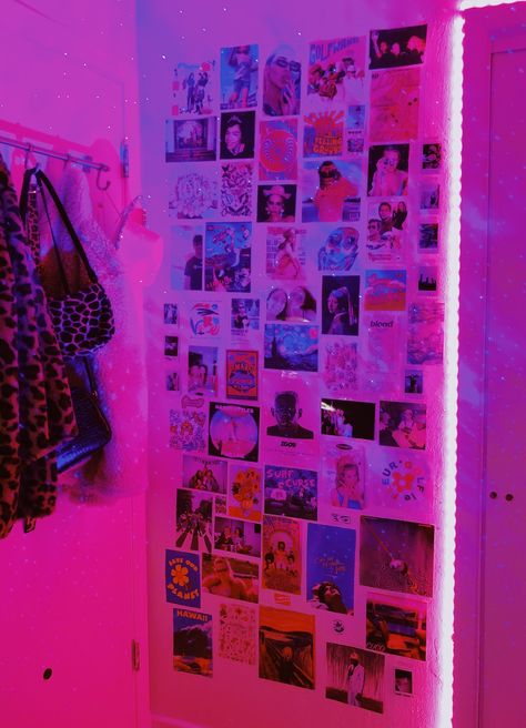 Chill Room Ideas Bedrooms, Chill Room Ideas, Chambre Indie, Tiktok Room, Indie Bedroom, Neon Bedroom, Chill Room, Neon Room, Indie Room Decor