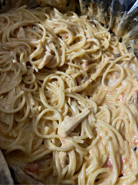 Berries Photography, Spaghetti Chicken, Crockpot Chicken Spaghetti, Shred Chicken, Dump Recipes, Meals Ideas, Dump Meals, Cream Of Mushroom, Cheese Cubes