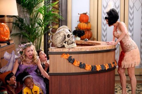 Jessie Tv Show, Disney Channel Halloween, Jessie Halloween, Netflix Movie List, Disney Jessie, Halloween Episodes, Disney Channel Original, Season Of The Witch, Netflix Movie