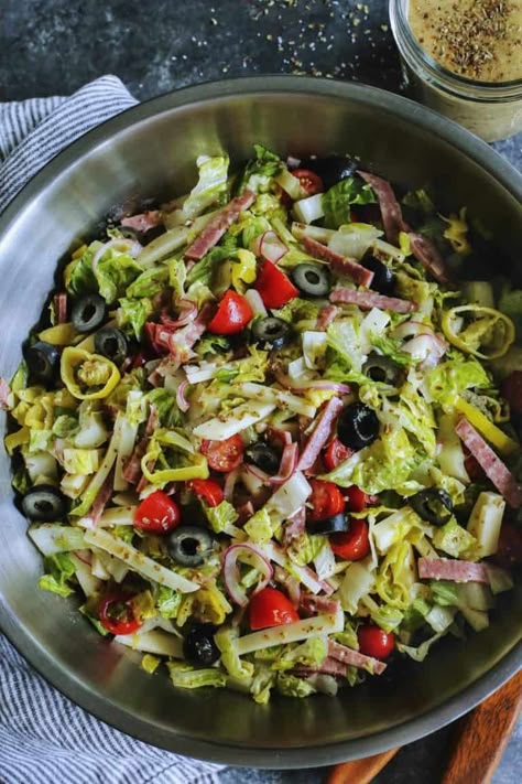 Italian Chopped Salad from afarmgirlsdabbles.com - an Italian salad loaded with fresh goodness, plus salami, provolone, pepperoncini, and olives. It's light, yet hearty, and extra flavorful with a zippy Italian vinaigrette! #salad #italian #chopped #lettuce #tomatoes #onion #salami #provolone #pepperoncini #olives Italian Vinaigrette, Salad Italian, Italian Salad Recipes, Chopped Salad Recipes, Italian Chopped Salad, Vinaigrette Salad, Diner Recept, Vinaigrette Recipes, Italian Salad