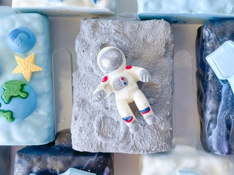 Space theme Rice Krispy Treats 🪐 #chocolatecoveredricekrispies #ricekrispytreats #treatmaker #spacethemedparty #partytreats #spacethemebabyshower Krispy Treats, Rice Krispy, Party Treats, Space Theme, Krispie Treats, Rice Krispies, Chocolate Covered, Party Themes, Rice