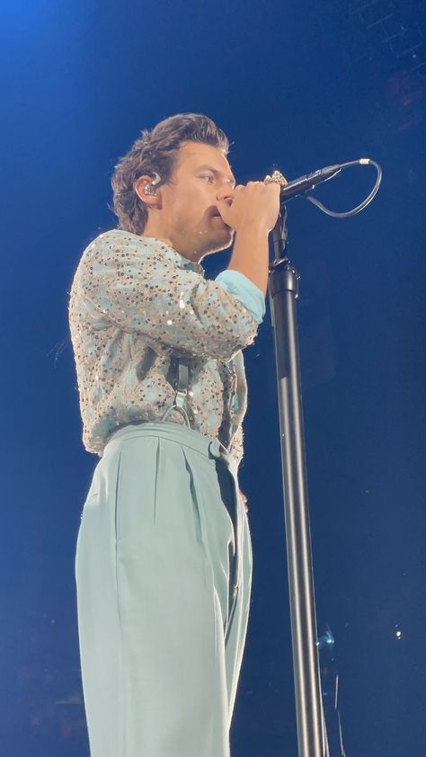 Harry Styles Blue Outfit, Harry Styles Concert Pictures, Harry Styles Blue, Harry Styles Fits, Amway Center, Concert Pictures, Love On Tour Outfits, Harry Styles Outfit, Harry Styles Tour