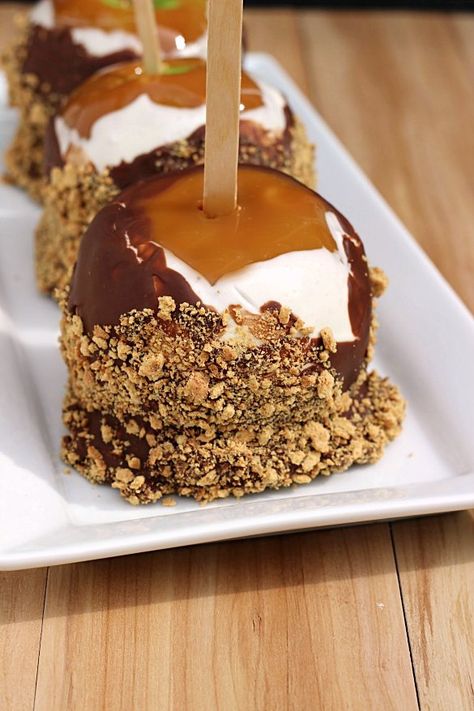 Smores Caramel Apple, Pretzel Caramel, Gourmet Caramel Apples, Candy Apple Recipe, Caramel Apples Recipe, Gourmet Apples, Whats Cooking, Caramel Candy, Ice Cream Treats