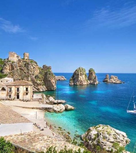 Circuit Sicile : les 20 plus beaux paysages à voir sur l'île Italy Places To Visit, Seaside Village, Italy Outfits, Trevi Fountain, Voyage Europe, Sicily Italy, Beautiful Buildings, Amalfi Coast, Land Scape