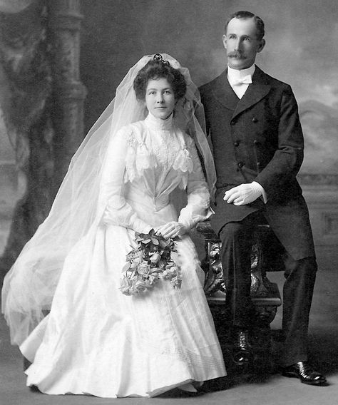 Do generational pictures. Putting the oldest generation's wedding pictures to the youngest (which is yours) like a timeline Old Wedding Photos, Chic Vintage Brides, Vintage Wedding Photography, Vintage Brides, Vintage Wedding Photos, Victorian Wedding, Antique Wedding, Wedding Gowns Vintage, Vestidos Vintage