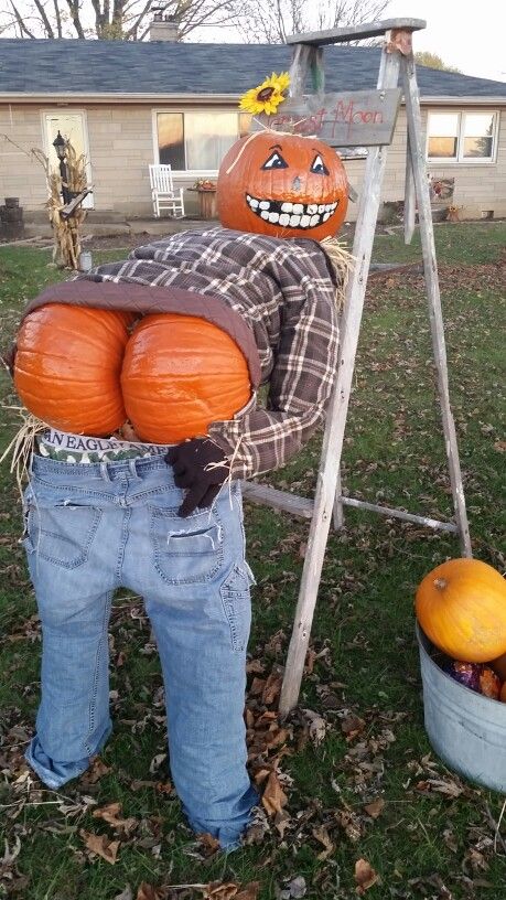 Funny Pumpkin Carvings Ideas, Giant Scarecrow Diy, Cute Pumpkin Carving And Painting Ideas, Pumpkin Carving Ideas 2 Pumpkins, Funny Painted Pumpkin Ideas, Funny Pumkin Paintings, Funny Pumkin Carvings, Pumpkin People Ideas, Carved Pumpkins Aesthetic