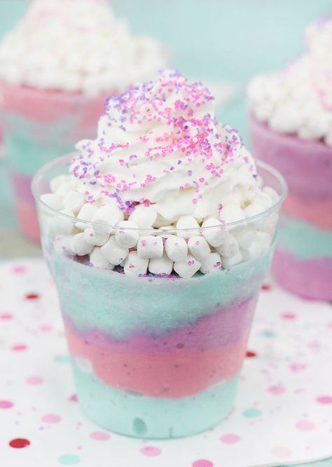 Unicorn Sundaes that are actually low cal. SO easy to make. Perfect for unicorn theme parties. Rainbow Popsicles, Ice Cream Sundae Bar, Unicorn Desserts, Pastel Cupcakes, Sundae Bar, Themed Desserts, Rainbow Food, God Mat, An Ice Cream