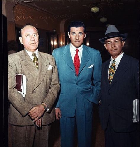 Sweet color image of Bugsy in the middle. Dude on the left looks like he's considering whether or not this photo should be taken. Robber Costume, Bugsy Siegel, Real Gangster, Old Vegas, Chicago Outfit, Mafia Gangster, Mafia Families, Wise Guys, Al Capone