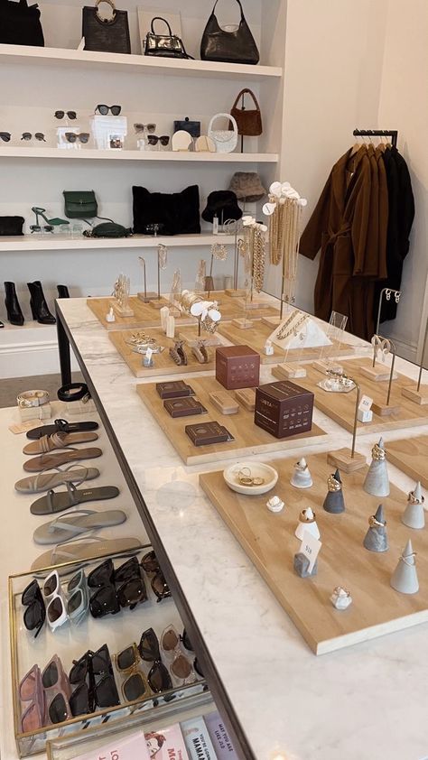 Chic Retail Store Design, Minimalist Boutique Interiors, Scandinavian Retail Design, Jewelry Boutique Display, Fall Boutique Display, Fashion Store Design Boutiques, Minimalist Store Design, Store Table Display, Store Design Boutique Inspiration