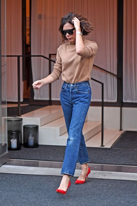 The designer, Victoria Beckham, kept things simple in a new take on her lo-fi New York City uniform. Red Shoes Outfit, Mode Teenager, Victoria Beckham Jeans, Victoria Beckham Outfits, Victoria Beckham Style, Look Jean, Woman Walking, Tan Sweater, Outfit Jeans