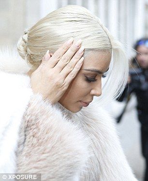 Striking: Kim revealed an ash white scalp after spending more than three hours at L’Atelier Blanc salon Kim Kardashian Makeup, Blonde Locks, Grey Blonde, Kim Kardashian Outfits, Kyle Jenner, Kardashian Outfit, Jenner Sisters, Kim Kardashian Style, Platinum Hair