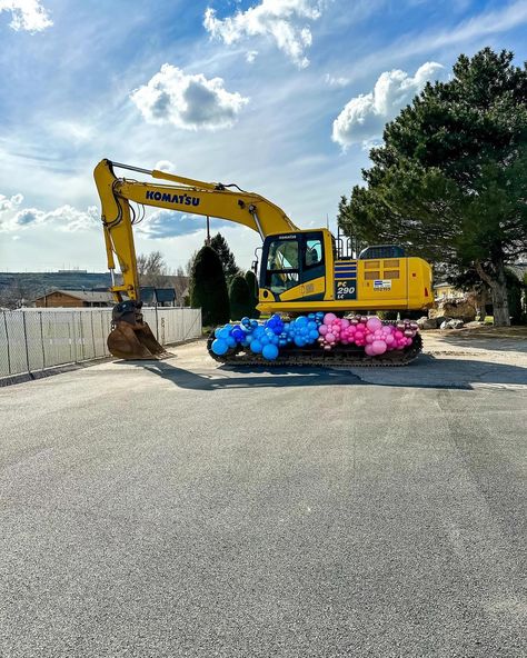 Gender reveal but bring a tractor 🚜 How fun! 😍😍We are loving this set up by @darlingdesign.balloons #genderreveal #genderrevealparty #boyorgirl #babyshower #babyshowerideas #partyinspiration #babyshowerparty Heavy Equipment Gender Reveal, Construction Gender Reveal Ideas, Excavator Gender Reveal, Construction Gender Reveal, Gender Reveal Ideas, Construction Theme, We Are Love, Reveal Ideas, Reveal Party