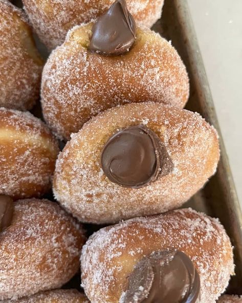 Donut With Filling, Cream Filled Doughnuts Donut Recipes, Chocolate Filled Donut Recipe, Chocolate Filled Buns, Bomboloni Filling, Chocolate Bomboloni, Chocolate Filled Donut, Filled Donut Recipe, Bomboloni Recipe