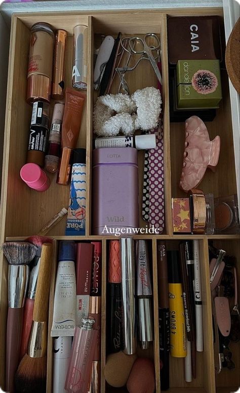 Organized Makeup, Rangement Makeup, Uni Room, Minimalist Beauty, روتين العناية بالبشرة, Bathroom Organisation, Makeup Essentials, Dream Bedroom, Aesthetic Makeup