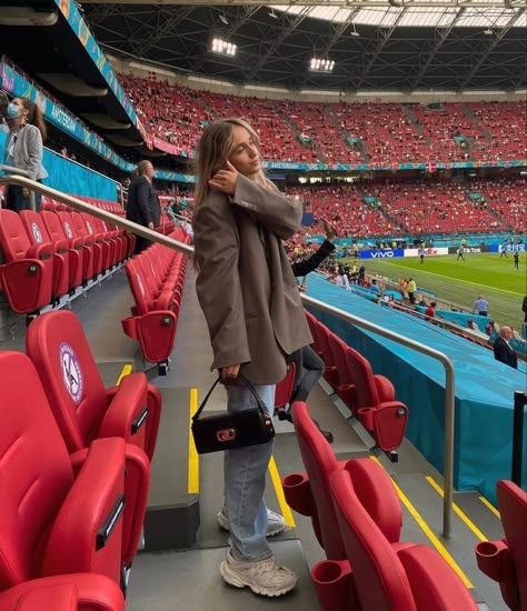 Stadion Outfit, Stadium Picture Ideas, Football Wag Aesthetic, Soccer Game Outfits, Soccer Wife, Wag Aesthetic, Football Wife, Footballers Wives, Football Girlfriend