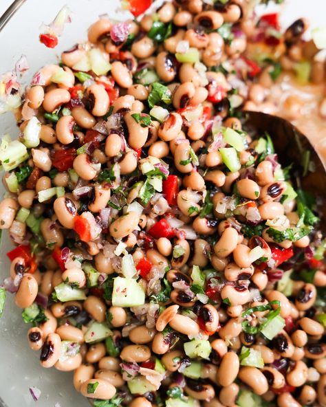 Black Eyed Pea Salad | Super Easy Bean Salad Recipe Mediterranean Sides, Bean Salad Recipes Easy, Cooking Black Eyed Peas, Hearty Salad Recipes, Black Eyed Pea Salad, Easy Mediterranean Recipes, Simple Salads, Healthy Dip, Pea Salad Recipes