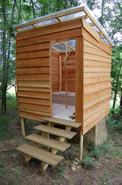 Compost Toilet, Outhouse Bathroom, Outside Toilet, Composting Toilets, Outdoor Toilet, Outdoor Bathroom Design, Outdoor Bath, Outdoor Sauna, Composting Toilet