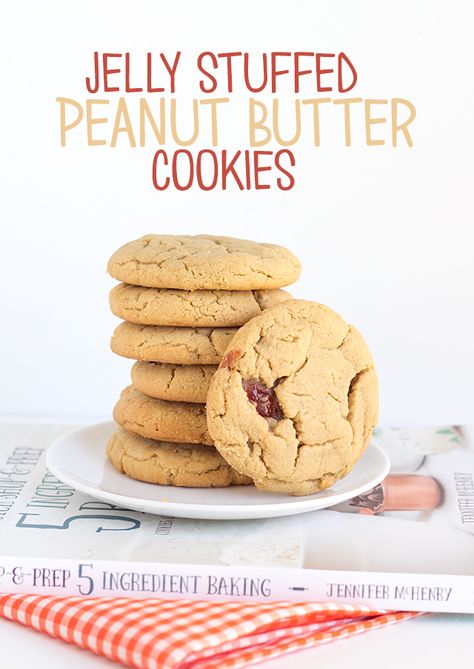 Jelly Stuffed Peanut Butter Cookies are the new thing. You must try them immediately. They're so tender and delicious. This is the cookie to make. Stuffed Peanut Butter Cookies, Peanut Butter Jelly Cookies, Cookies Stuffed, Cookies Peanut Butter, Soft Peanut Butter Cookies, Jelly Cookies, Strawberry Jelly, Cookie Cake Recipe, Peanut Butter And Jelly