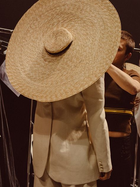 Backstage at Jacquemus SS17 PFW Dazed Photography Chloé Le Drezen Fashion Gone Rouge, All Black Fashion, Dior Vintage, All Black Looks, Fall Hats, Love Hat, Motorcycle Girl, Mode Inspiration, Fashion 2017