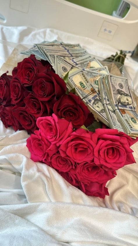 Asthetic Skincare, Travel Artist, Beauty Drawing, Vibes Tumblr, Cash Cow, Chic Tattoo, Luxury Flower Bouquets, Money Bouquet, Flower Gift Ideas