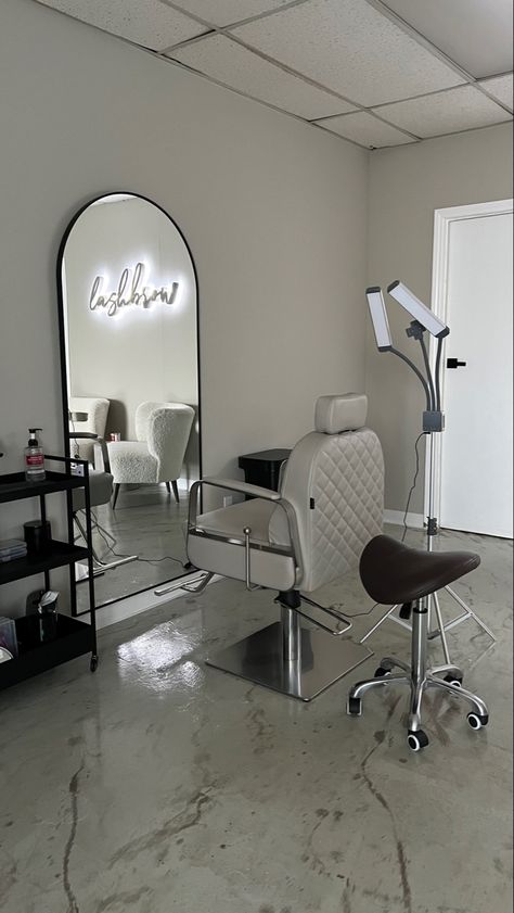 Keratin Salon Design, Home Based Hair Salon Ideas, Hair Salon Booth Decor, Grey Salon Decor, Barber Room Ideas, Studio Hair Salon Ideas, Salon Aesthetic Beauty, Home Hair Studio, Hairstylist Suite Ideas