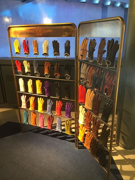 Gloves Excelsior Milano Ppe Storage Ideas, Glove Display Ideas Retail, Glove Display, Sock Display, Pos Design, Stand Feria, Cap Display, Event Display, Motorcycle Shop