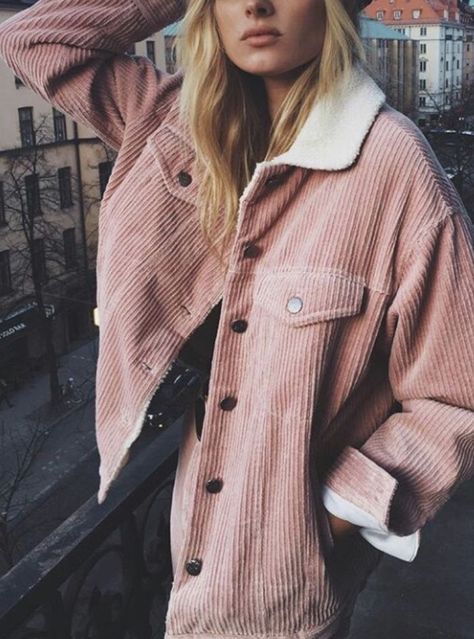 pink corduroy jacket Beanie Outfit, Mode Shoes, Look Rose, Elsa Hosk, Looks Street Style, Sweatshirt Outfit, Pink Jacket, 가을 패션, Corduroy Jacket