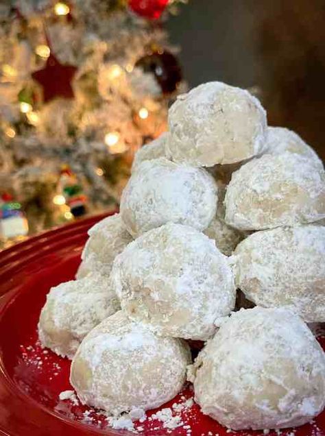 How to make Delicious Mexican Wedding Cookies - Love Always, Naomi Mexican Cookies Recipes, Mexican Wedding Cake Cookies, Mexican Wedding Cookies Recipes, Wedding Cookies Recipe, Wedding Biscuit, Mexican Wedding Cake, Gourmet Caramel Apples, Traditional Christmas Cookies, Russian Tea Cake