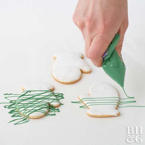 How to Drizzle Cookies with Powdered Sugar Icing Easy Icing Recipe For Cookies, Drizzle Frosting, Cookies With Powdered Sugar, Drizzle Icing, Simple Sugar Cookies, Make Powdered Sugar, Easy Icing Recipe, Powdered Sugar Cookies, Green Icing