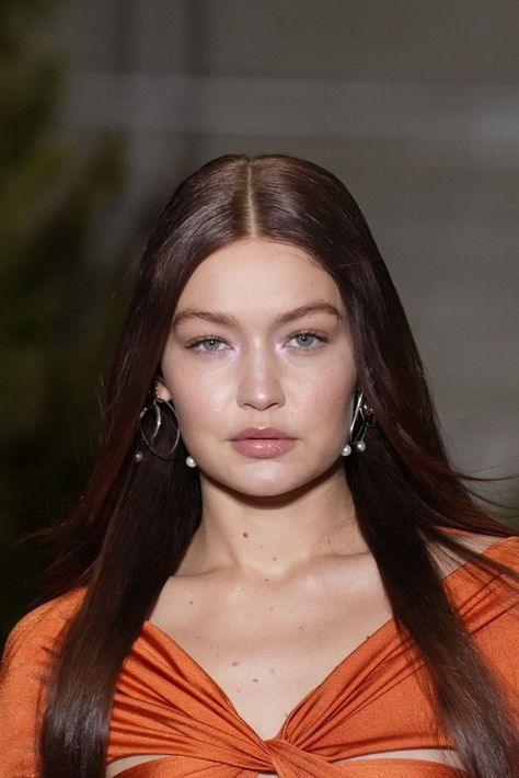 Gigi Hadid Brown Hair, Gigi Hadid Hot, Gigi Hadid Pictures, Gigi Hadid Looks, Gigi Hadid Outfits, Runway Fashion Couture, Hadid Sisters, Pretty Eyes, Interesting Faces