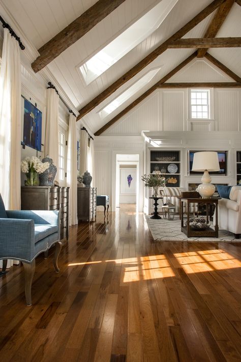 White walls and wood beams. Beautiful blue accents. HGTV Dream Home 2015 Hgtv Dream Homes, Hickory Hardwood Floors, Popular Living Room, Hgtv Dream Home, Ideas Hogar, Salou, Room Pictures, Wood Beams, The Ceiling