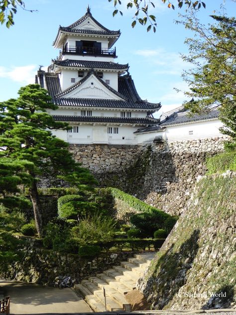 Kochi Castle is one of the 12 samurai castles with original keeps. Yamanochi Kazutoyo (Yamauchi Katsutoyo), who was granted Tosa Domain (modern-day Kochi Prefecture in Shikoku) after the Battle of Sekigahara in 1600, began constructing the castle and residence in 1601. Samurai warriors, Samurai swords, Samurai history, Samurai culture, Samurai code, Samurai battles, Samurai clans, Samurai training,  Samurai virtues, Castle, samurai Castle #samurai #katana #japan #japanese #Castle #samuraicastle Japanese Fortress, Samurai Castle, Samurai Training, Samurai Code, Swords Samurai, Samurai History, Medieval Japanese, Japanese Castles, Asian House