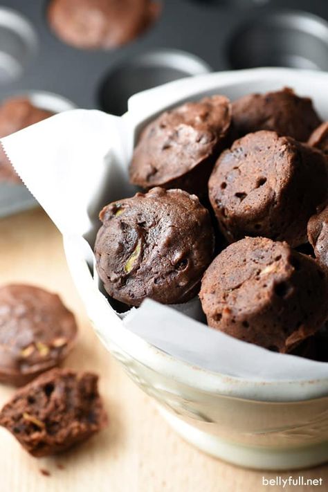 These Mini Chocolate Zucchini Cakes are mildly sweet with great chocolate flavor and a hint of zucchini. Plus bite sized, so you can have several and not feel guilty! Zucchini Cakes, Flourless Chocolate Cookies, Zucchini Cakes Recipe, Cake Design Ideas, Gooey Cake, Cake Calories, Chocolate Zucchini Cake, Chocolate Chip Cheesecake, Muffin Tin Recipes