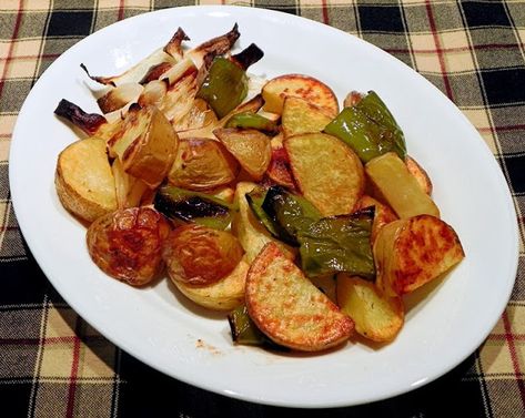 The Iowa Housewife: Roasted Potatoes with Green Peppers and Onions Potatoes Green Peppers And Onions, Green Peppers And Onions, Italian Potatoes, Roasted Fingerling Potatoes, Gluten Free Sides, Gold Potatoes, Potato Onion, Yukon Gold, Fingerling Potatoes