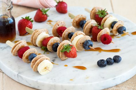 Mini Pancake Skewers that are perfect for a kid-friendly breakfast! Healthy and delicious, and super simple to make | The Worktop Pancake Skewers, Fruit Kabobs Kids, Kid Friendly Breakfasts, Resep Brownies, Jaffa Cake, Fruit Skewers, Pinwheel Recipes, Fruit Kabobs, Mini Pancakes