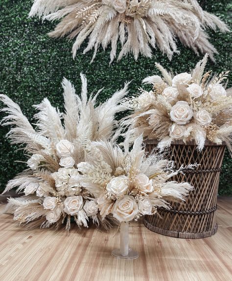 Pampas With White Flowers, White Dried Flower Arrangements, Western Floral Arrangements, Neutral Boho Wedding, Neutral Wedding Decor, Bodas Boho Chic, Boho Wedding Arch, Wedding Neutral, 25th Wedding Anniversary Party