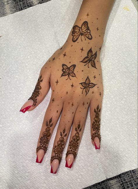 #butterfly #butterlfyhenna #hennaart #hennainspiration #modernhenna Hand Tattoos For Women Stencils, Butterflies Henna, Butterfly Mehendi, Butterfly Henna Designs, Pink Henna, Henna Butterfly, Christian Veiling, Cute Henna Tattoos, Henna Tutorial