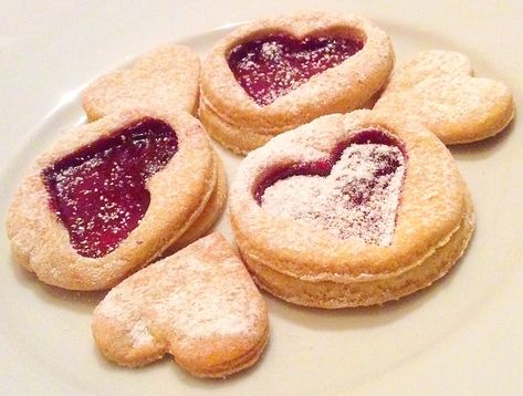 Yesterday, we made these Queen of Hearts tarts, based on a recipe from the BBC children�’s tv show ‘Big Cook, Little Cook’. These are easy to make, quite plain, and filled with whi… Heart Tarts, Disney Villain Party, Heart Desserts, Villains Party, Disney Inspired Food, Alice In Wonderland Tea Party Birthday, Pastry Tart, Heart Food, Alice In Wonderland Tea Party