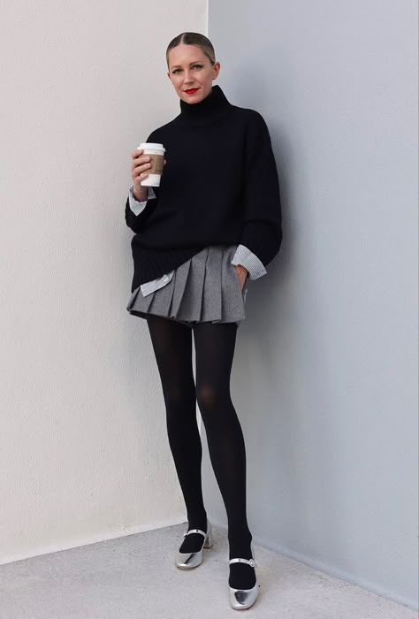 Plated Skirt Outfit, Black Outfits Fall, Grey Mini Skirt Outfit, Mini Skirt Outfit Winter, Mini Skirt Winter, Mary Janes Outfit, Plated Skirt, Fall Activewear, Prada Loafers