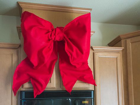 Giant holiday bows are all over Disney Parks during the holiday season. Here's a DIY tutorial that shows you how to make Giant Holiday Bows for your house. Deco Mesh Bows, Car Bows, Christmas Bows Diy, Door Bow, Giant Bow, Mesh Bows, Felt Bows, Festive Holiday Decor, Holiday Bows