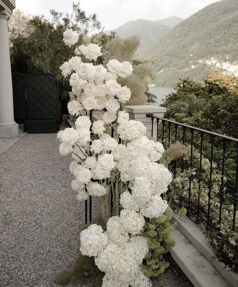 White Garden Wedding Decor, White Floral Wedding Arrangements, Indoor Wedding Aisle, White Ceremony Arch, White Floral Arch, Wedding Aisle Flowers, Ceremony Aisle Decor, Modern White Wedding, Rose Petal Aisle